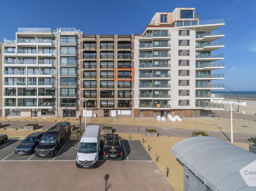 Droomt u van een appartement aan zee met uitzicht om van te genieten én de mogelijkheid om het volledig naar uw smaak te moderniseren? Dit lichtrijke