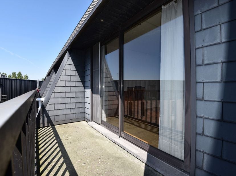 Appartement 80 m² op 2de verdieping met inkom, woonkamer met open keuken (Decota) voorzien van keramische kookplaat, koelkast, oven, vaatwasser, 2 sla