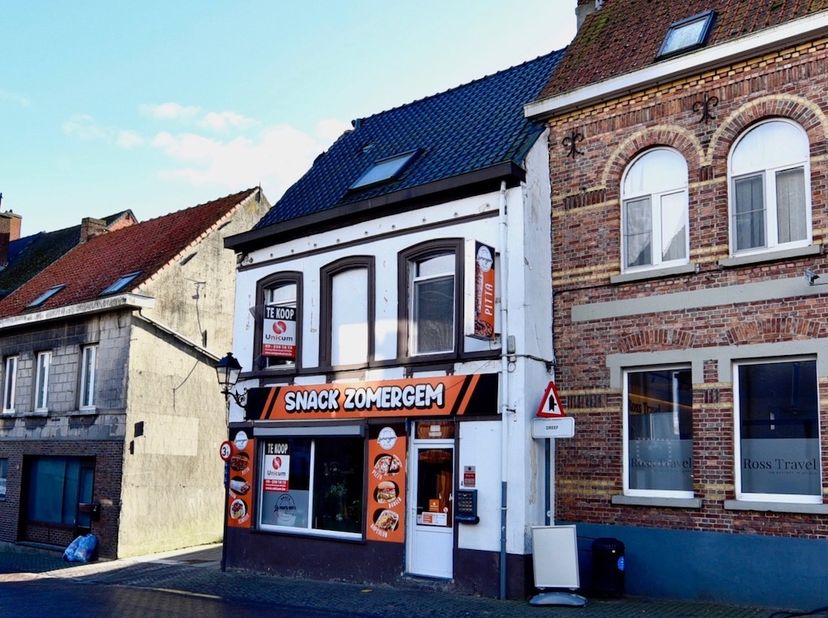 Ontdek uw handelsruimte met appartement in het centrum van het charmante Zomergem (Lievegem), een plek waar moderne leefbaarheid en natuur hand in han