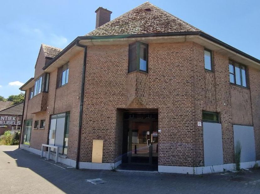 Welgelegen HANDELSWONING, open bebouwing,  op 8 are 97 ca, met parking en tuinzone (gazon) in centrum van Boutersem.  &lt;br /&gt;
Dit goed omvat: Kantoren: