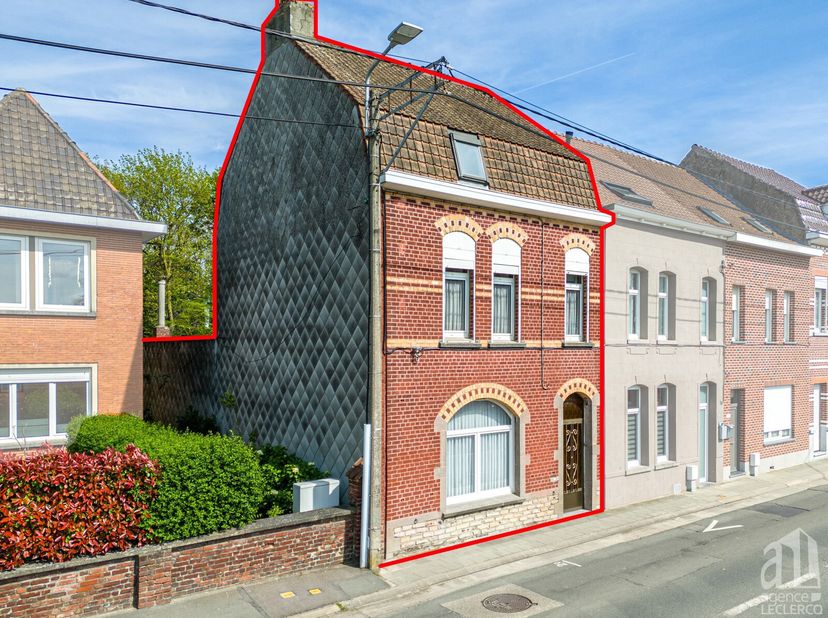 Idéalement située, à deux pas des grands axes, lAgence Leclercq vous propose cette belle maison 3 chambres offrant un cadre de vie pratique.&lt;br /&gt;
Le