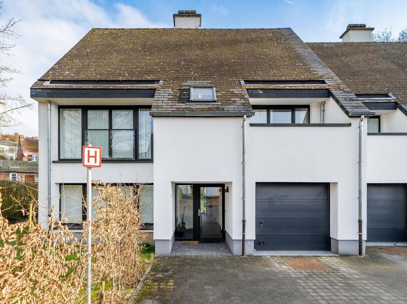 GENVAL - Op 500m van het STATION van GENVAL, tegenover de Papeteries en zijn winkels, presenteert AMELOT PROPERTIES deze woning met 3 gevels, gerenove