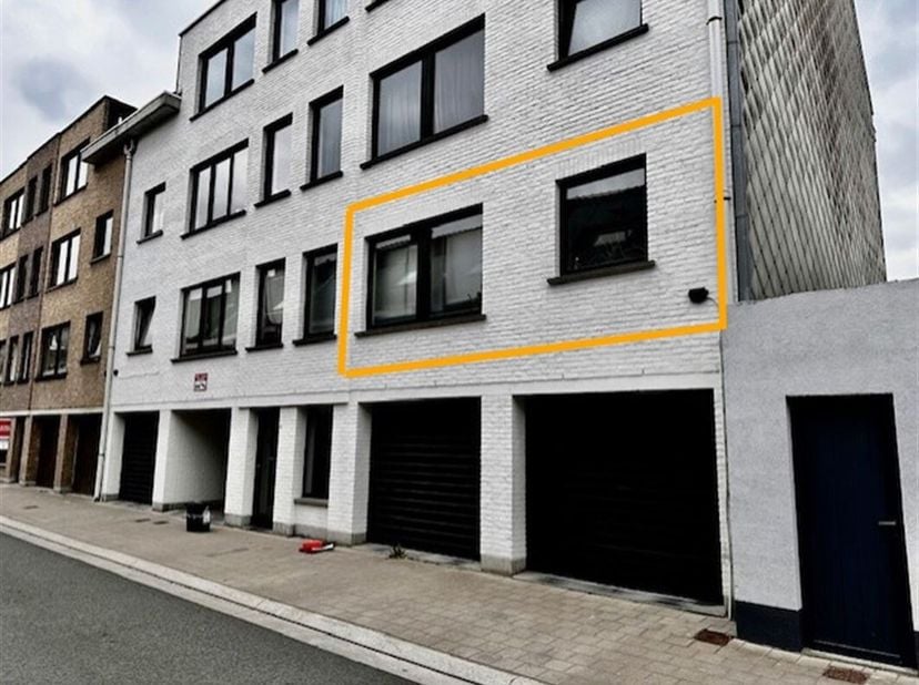 Vernieuwd appartement met 2 slaapkamers aan het station van Oudenaarde.&lt;br /&gt;
Je komt het appartement, gelegen op de eerste verdieping, binnen langs d