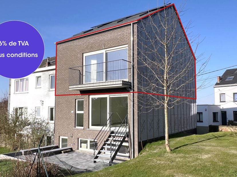 Zeer goede ligging in het centrum van Mont-Saint-Guibert en zijn voorzieningen. Duplexappartement met drie gevels, gebouwd in 2025, gelegen op de 2e v