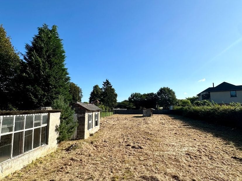 Deze bouwgrond heeft een royale oppervlakte van 1670m2 en biedt tal van mogelijkheden. &lt;br /&gt;
 &lt;br /&gt;
Wil je graag meer info omtrent de voorschriften?