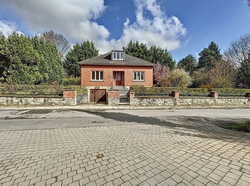 In Erpent, in een doodlopende straat, een huis uit de jaren 1960&lt;br /&gt;
Inrichtbare zolder van x m²&lt;br /&gt;
Betegelde kelders onder de hele oppervlakte.