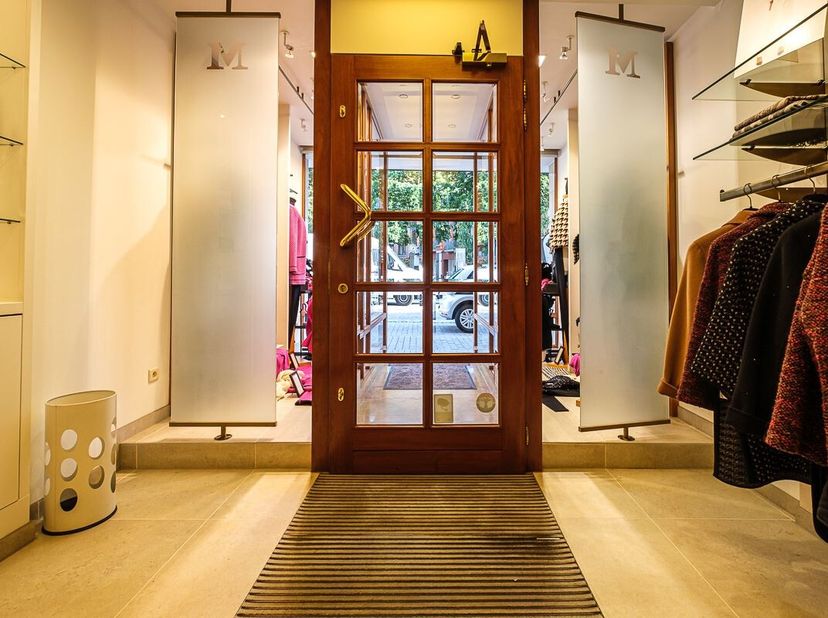HANDELSPAND MET WOONST IN HET CETRUM VAN SINT-TRUIDEN&lt;br /&gt;
Vooraan in de Stapelstraat, veruit de bekendste winkelstraat van Sint-Truiden, kan men dit