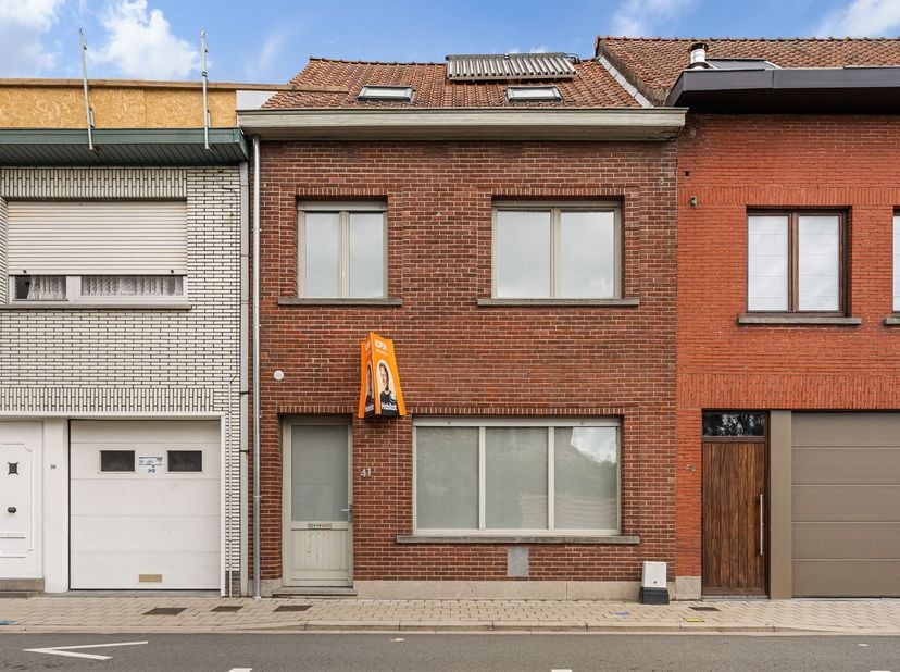 Verder af te werken gezinswoning met tuin in hartje Moorsele!&lt;br /&gt;
Via de inkomhal met apart gastentoilet kom je in de gezellige leefruimte met zitho