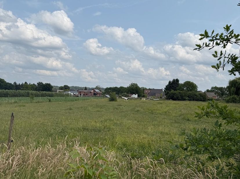 2367 m2 Perceel grond met agrarische bestemming  2367m2 aan de rand van Uikhoven, Maasmechelen&lt;br /&gt;
Toegang via de St. Luciestraat via de landweg.&lt;br