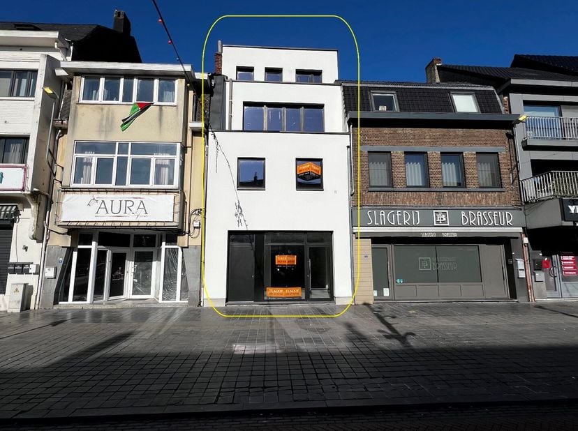 Gelegen in de meest commerciële hotspot van Maasmechelen en midden in het bruisende en bekende Pauwengraaf, presenteren wij met fierheid deze geheel v