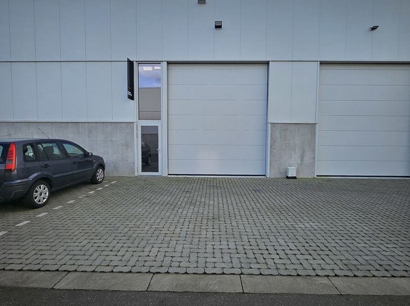 KMO-UNIT 18 VAN 186M² IN HET BEDRIJVENPARK KALLISTO TE KINROOI.&lt;br /&gt;
Kenmerken:&lt;br /&gt;
- oppervlakte: 186m²&lt;br /&gt;
- vrije hoogte: 6m&lt;br /&gt;
- sectionaa