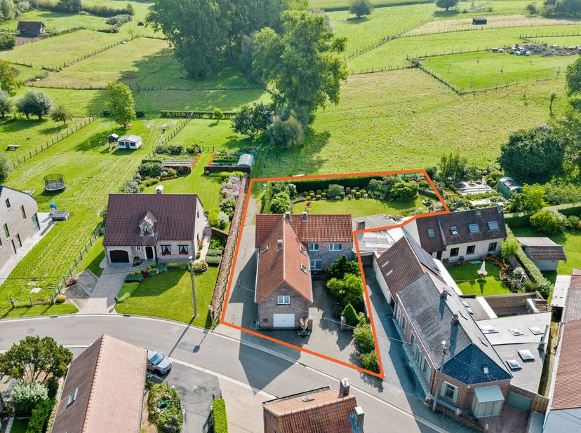ROOSDAAL - Ruime woning op toplocatie met prachtig uitzicht&lt;br /&gt;
Deze charmante woning op +-10a heeft enorm veel potentieel. Ze kan zowel dienst doen
