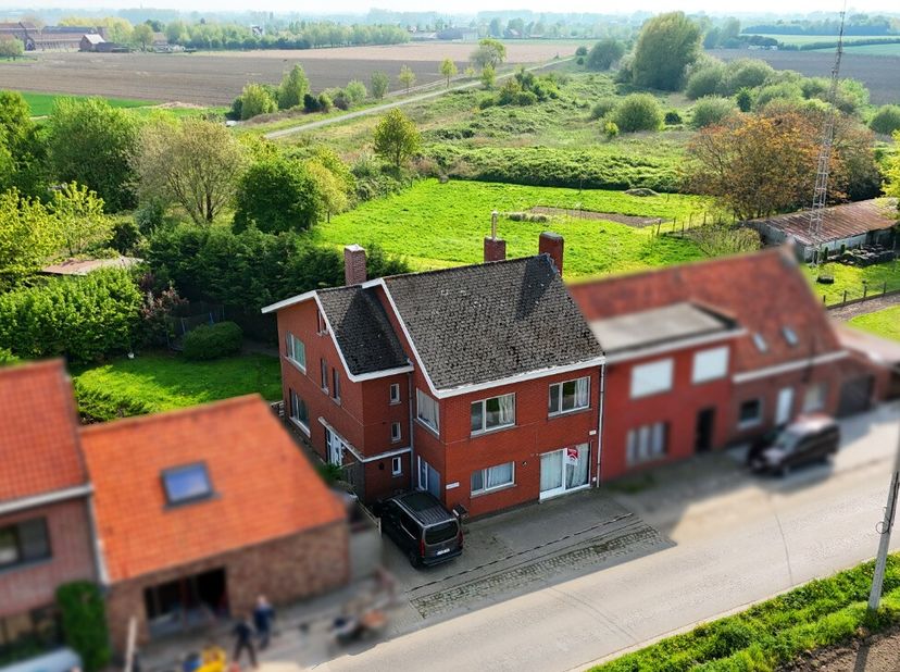 Ruime kloeke woning te koop in Poelkapelle Over de woning:Ontdek deze ruime halfopen bebouwing in het landelijke Poelkapelle, ideaal voor wie op zoek
