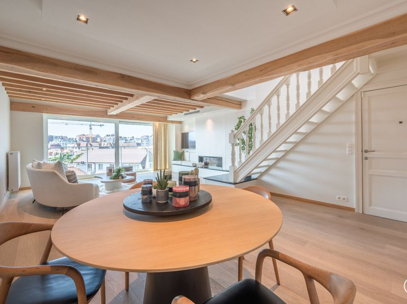 Prachtig instapklaar duplex-appartement met zonnige terrassen genietend van een open zicht en tevens zeezicht (Mogelijkheid tot aankoop van een inpand