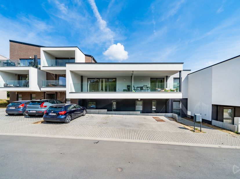We Invest Liège et Lucas (0479/76.60.97) vous proposent à la vente cet appartement situé au premier et dernier étage dun petit immeuble moderne de seu