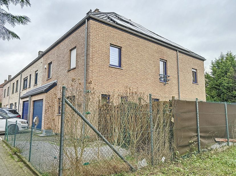En néerlandais : &quot;Wij bieden u dit prachtige recente huis met 3 gevels aan, gelegen in een residentieel complex in Neder-over-Heembeek. Ideaal voor ee