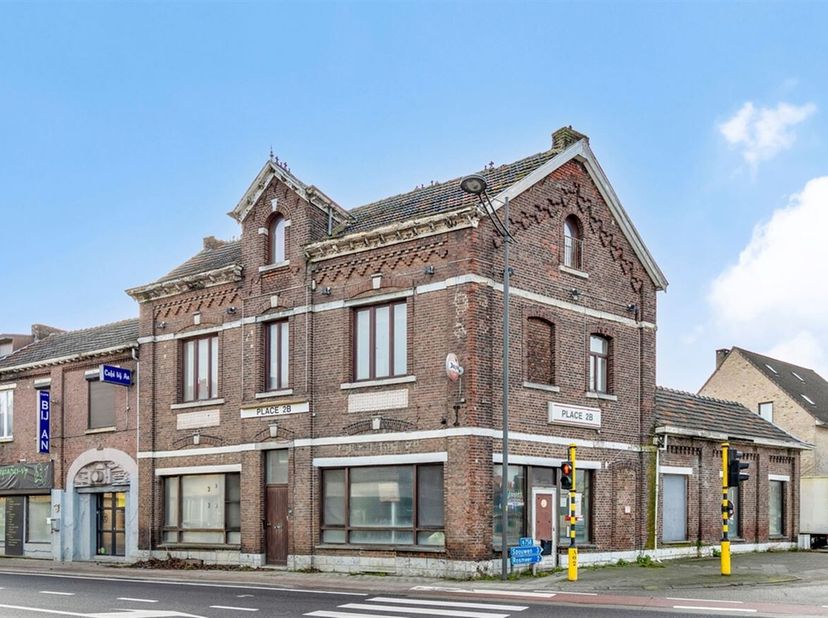 Het pand is gelegen op toplocatie in het centrum van Mopertingen.&lt;br /&gt;
GOED RENDEMENT VOOR INVESTEERDERS NA RENOVATIE!&lt;br /&gt;
Indeling:&lt;br /&gt;
Commerci