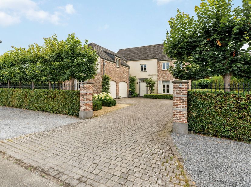 Prachtige villa met 6 slaapkamers op een mooi perceel van 1.329 m². Op het gelijkvloers ruime leefruimte met eetkamer, salon, ingerichte keuken met on