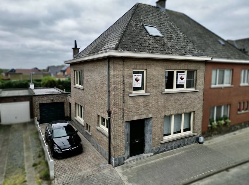 Instapklare, ruime HOB met 3 SLPK, garage én tuin!&lt;br /&gt;
Deze bijna volledig gerenoveerde halfopen bebouwing is gelegen in een aangename, rustige stra