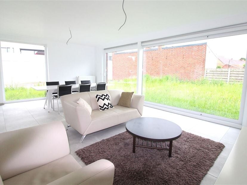 Welkom in deze prachtige woning in Hooglede, waar modern comfort en elegantie samenkomen. Met een bewoonbare oppervlakte van 153,58 m² en een perceel