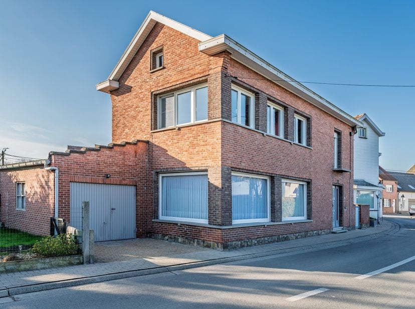 Deze charmante open bebouwing biedt een warme thuis met een doordachte indeling en een aangename sfeer. Met drie ruime slaapkamers en een praktische i