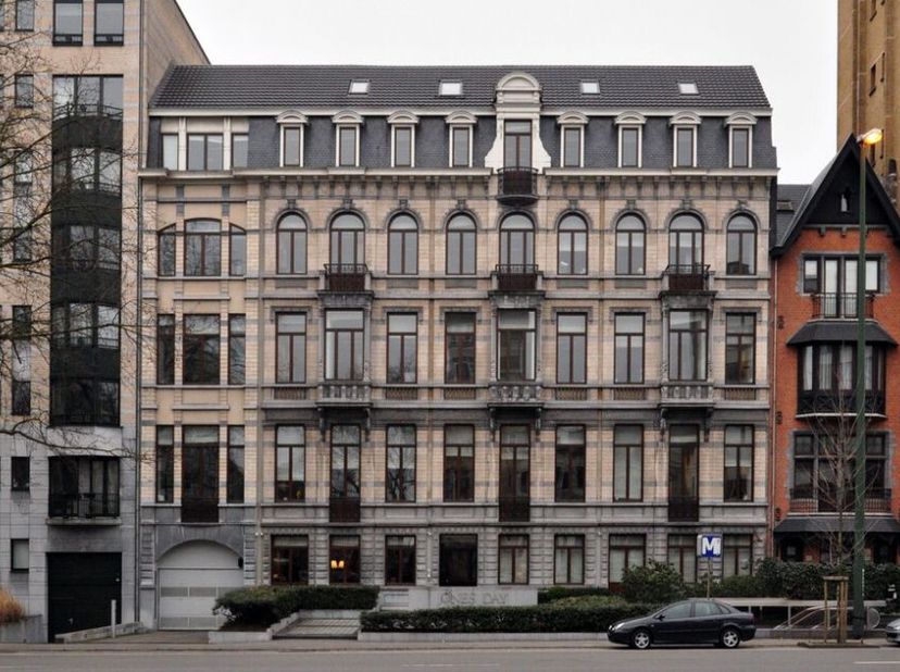 Het gebouw bevindt zich in de prestigieuze wijk van Brussel.Perfect bereikbaar met het openbaar vervoer. Het pand is dichtbij de E40 gelegen en heeft