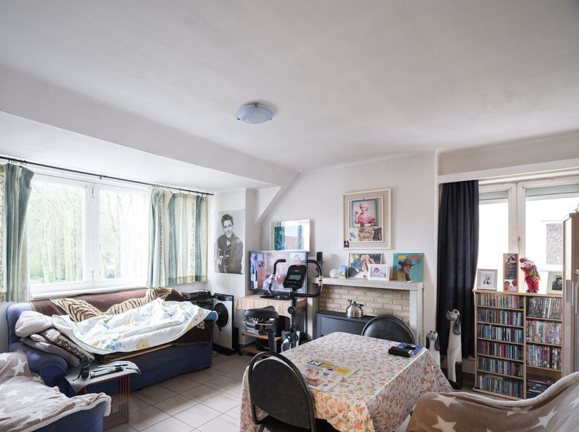 Gelegen in een rustige, doch centrale buurt van Wetteren, bevindt zich dit charmante dakappartement in een kleinschalig gebouw. Met een bewoonbare opp