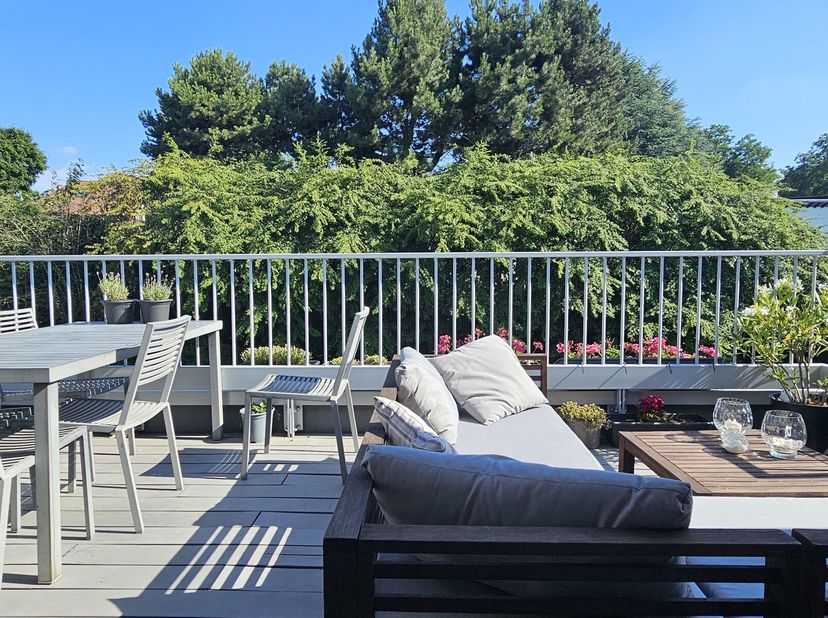 Sis dans une rue calme dans le quartier de lobservatoire, splendide penthouse rénové avec goût et des matériaux de qualité. Ce luxueux duplex se compo