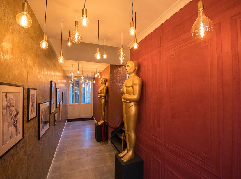 Deze unieke eigendom werd in 2023 compleet gerenoveerd tot een studentenhuisvesting met 8 luxe studentenkamers. De gevelrenovatie bevindt zich nog in