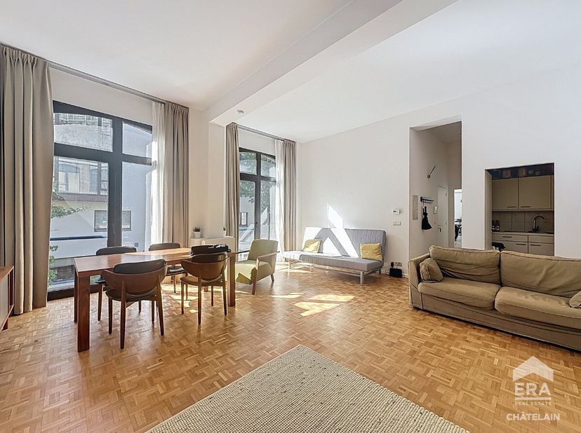 ERA Chatelain heeft het genoegen u dit prachtige gemeubileerde appartement met 1 slaapkamer van 67 m² te kunnen aanbieden.Deze woning is ideaal gelege