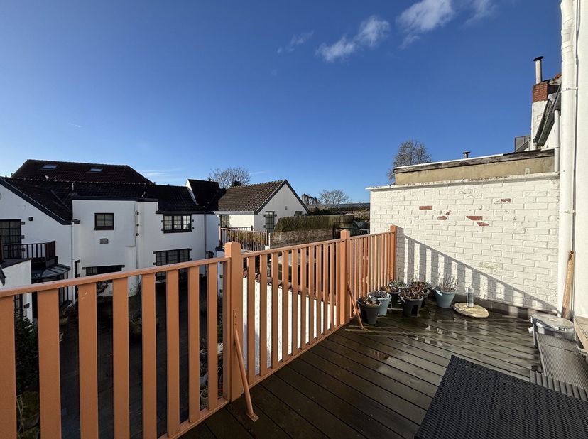 Charmant duplex à Auderghem  Un cadre paisible au cur dune jolie cour intérieure&lt;br /&gt;
Découvrez ce duplex plein de charme, idéalement située à Auderg
