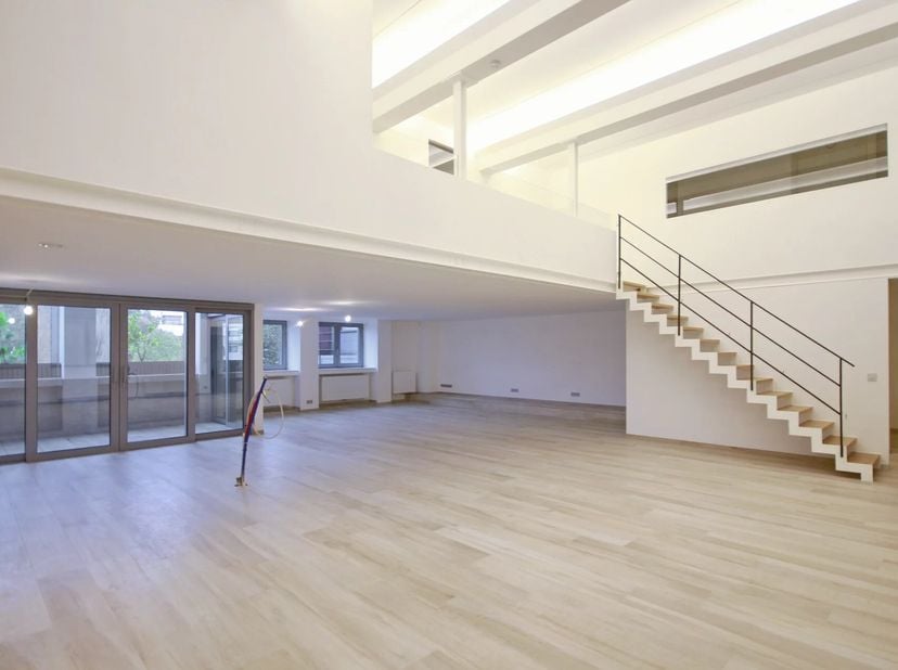 Hall d&#039;entrée avec toilette séparée, espace de vie (double hauteur) avec terrasse ouest de ± 12m², buanderie.&lt;br /&gt;
A l&#039;étage : 2 chambres dont la pri