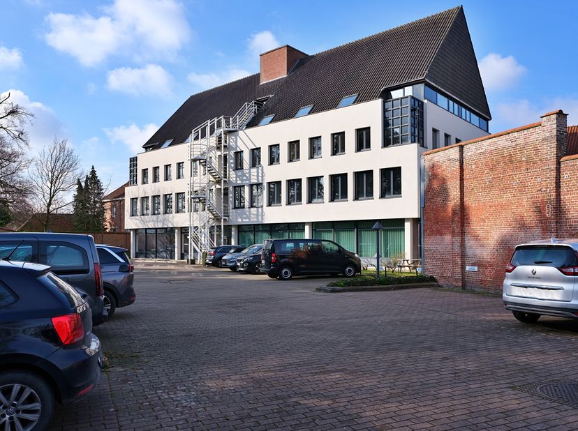 Espace de bureau prêt à l&#039;emploi (200 m²) avec une belle visibilité le long de la Baron Ruzettelaan.&lt;br /&gt;
Disposition: &lt;br /&gt;
- Entrée et bureau pays
