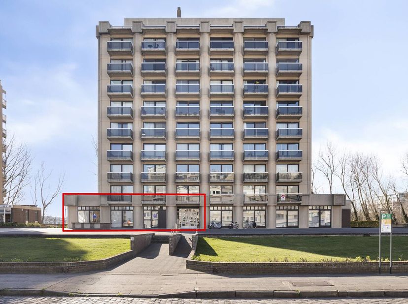 Profiteer van deze unieke commerciële kans op een absolute toplocatie! &lt;br /&gt;
Dit ruime en verzorgde handelspand (nu kantoor, 100 m²) met aparte keuke