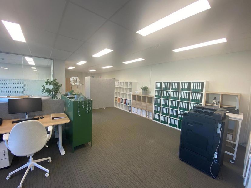 Dit volledig gerenoveerde kantoorgebouw bevindt zich aan de zuidelijke rand van Antwerpen, in een groene en rustige omgeving. Het pand is strategisch