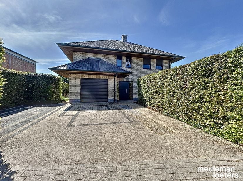 Deze ruime en lichtrijke villa geniet van een rustige doch centrale ligging nabij het commercieel centrum van Oostkamp.&lt;br /&gt;
Bij het binnenkomen van