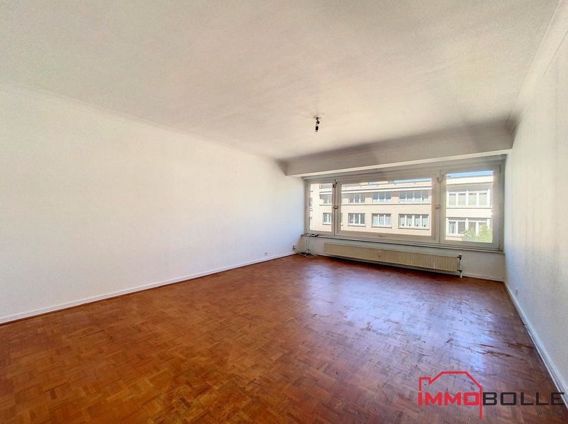 Square Hankar, à proximité immédiate du métro Hankar et de toutes les facilités, bel appartement de +/- 91m² (selon CPEB) + balcons situé au 3e étage