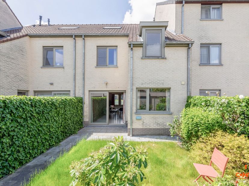 Deze toffe woning met voortuin is gelegen in een rustige buurt nabij het centrum van Mariakerke. Op wandelafstand vindt u het Natuurreservaat Bourgoye