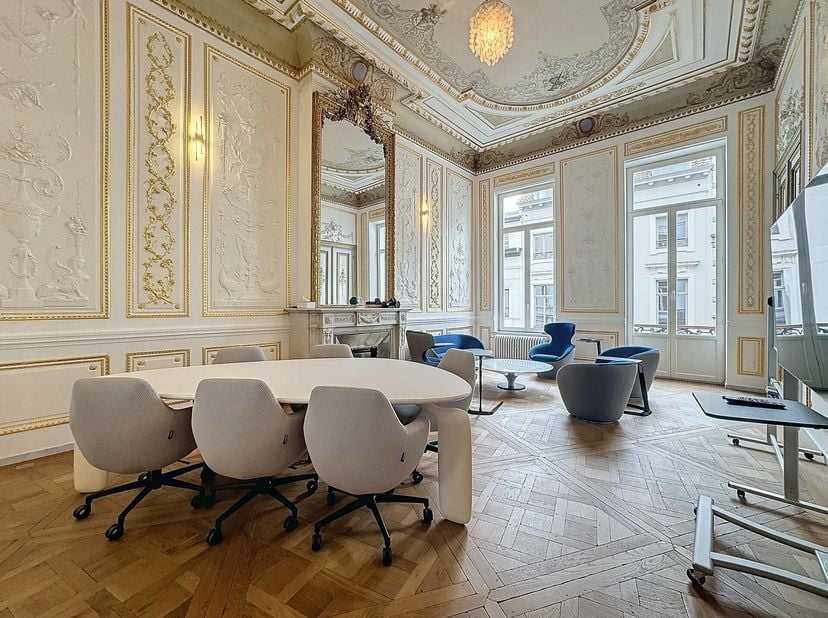 Dit prachtige kantoor is ideaal gelegen tussen Place Stéphanie en Place du Châtelain en is gevestigd in een luxe gebouw in Haussmann-stijl met een voo