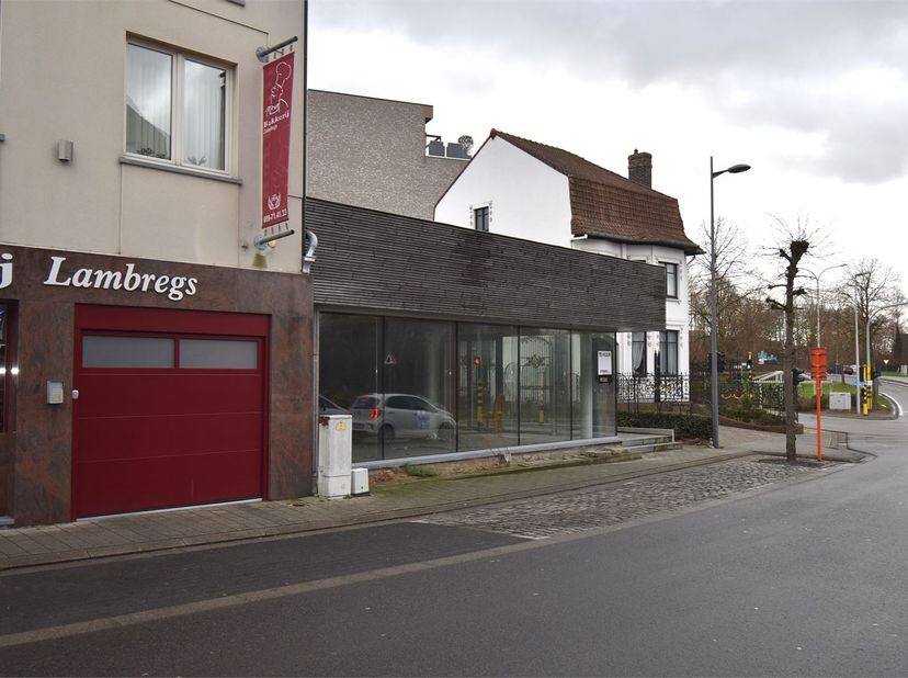 Dit modern handelspand is gelegen aan de inkom van het centrum van Lanaken, goed zichtbaar en goed bereikbaar vanaf de N78.&lt;br /&gt;
&lt;br /&gt;
Belangrijke t