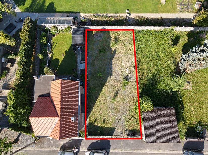 Situé dans un environnement calme et verdoyant, ce terrain de 215 m² est une belle opportunité pour concrétiser votre projet immobilier. Niché dans un