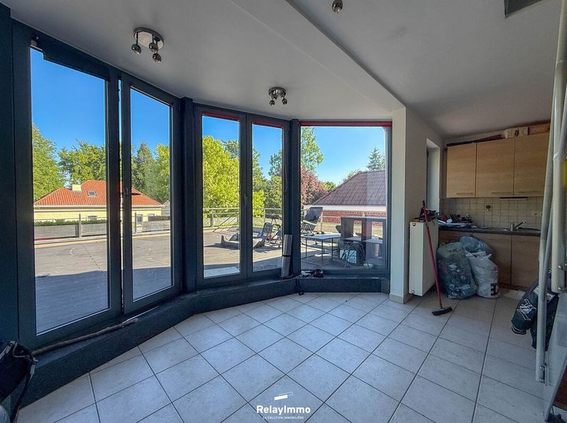 Appartement type duplex comprenant 1 chambre et une grande terrasse.&lt;br /&gt;
Composition :&lt;br /&gt;
Séjour lumineux comprenant coin salon et salle à manger