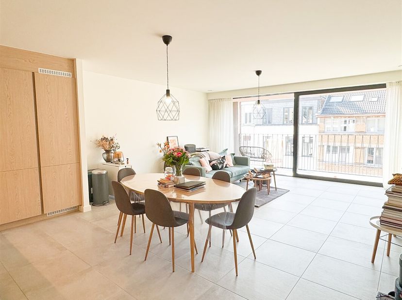 Cet appartement de construction récente avec 3 chambres, parking et local à vélos dans le sud tendance est immédiatement apprécié. Le couloir se pours