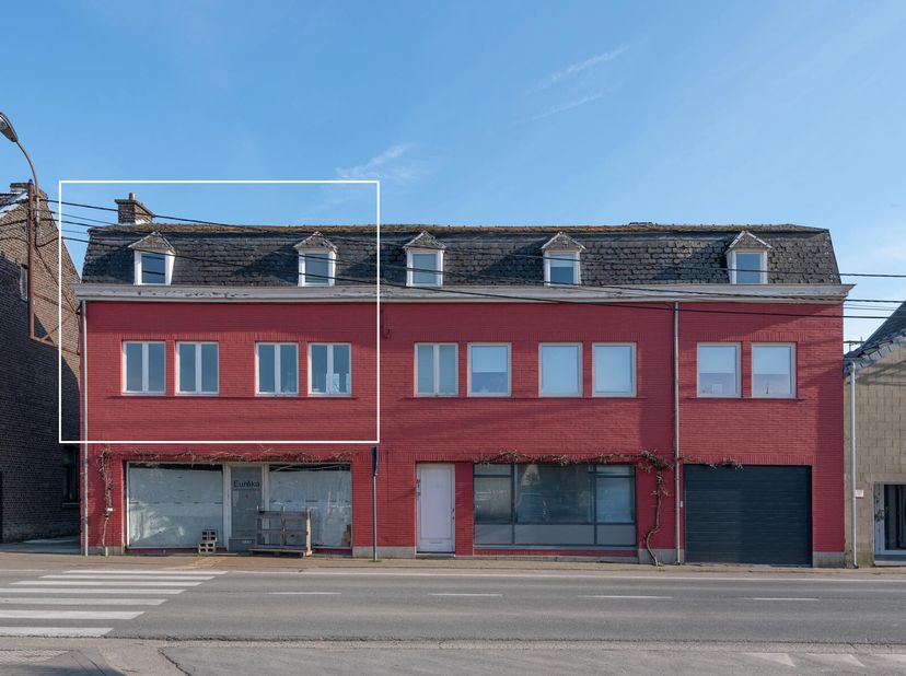 Appartement duplex avec terrasse spacieuse et deux chambres, dans une petite copropriété, situé à Mouland. Une position centrale entre les villes de V