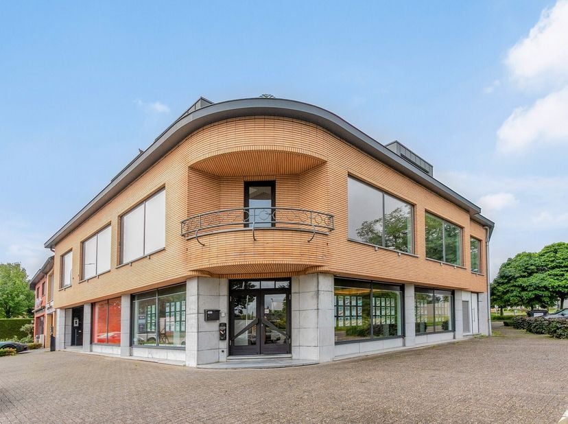 Deze kantoor/praktijkruimte is te huur  op de gelijkvloerse verdieping in dienstencentrum Bazar, op een zeer gunstige zichtlocatie, gelegen op de Andr