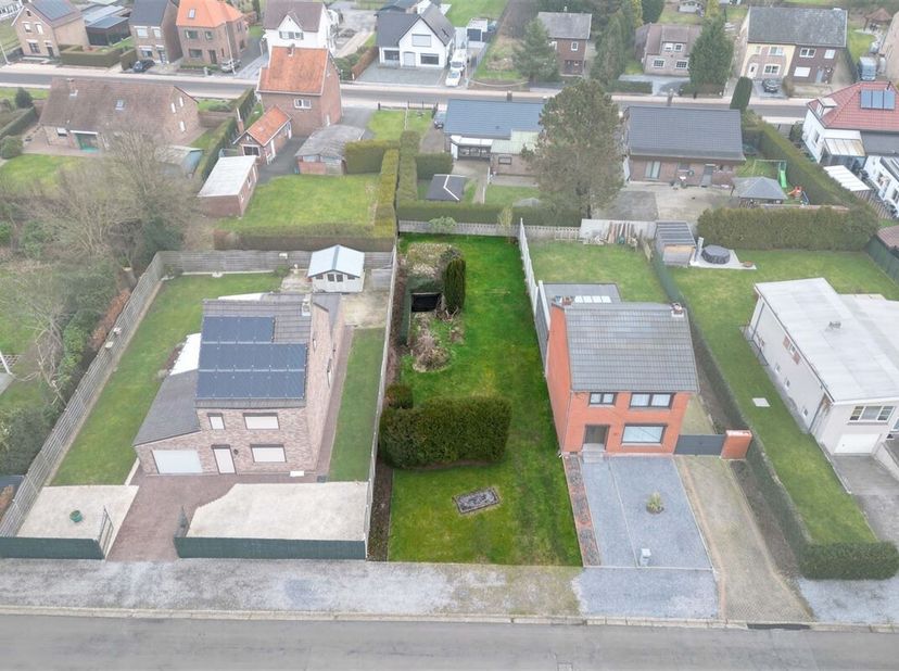 Knappe bouwgrond van 4a45ca geschikt voor een halfopen bebouwing, gelegen in een rustige woonwijk&lt;br /&gt;
Omgeving: &lt;br /&gt;
+ Rustige woonbuurt met goede
