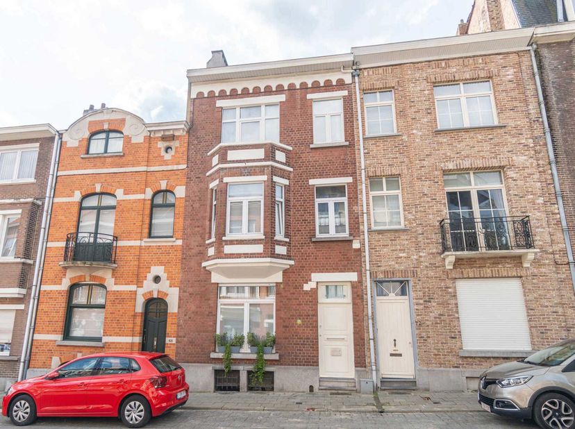 TRIOR Woluwe vous propose cette magnifique maison de 250m² idéalement situé à proximité immédiate de lAvenue de Tervuren, des étangs et de la maison c
