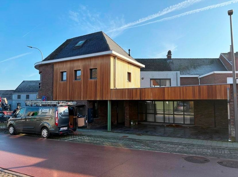 Opmerkelijk, solide en instapklaar, multifunctioneel en vergund gebouw dat bestaat uit een grote kantoor-, praktijk- of handelsruimte op het gelijkvlo