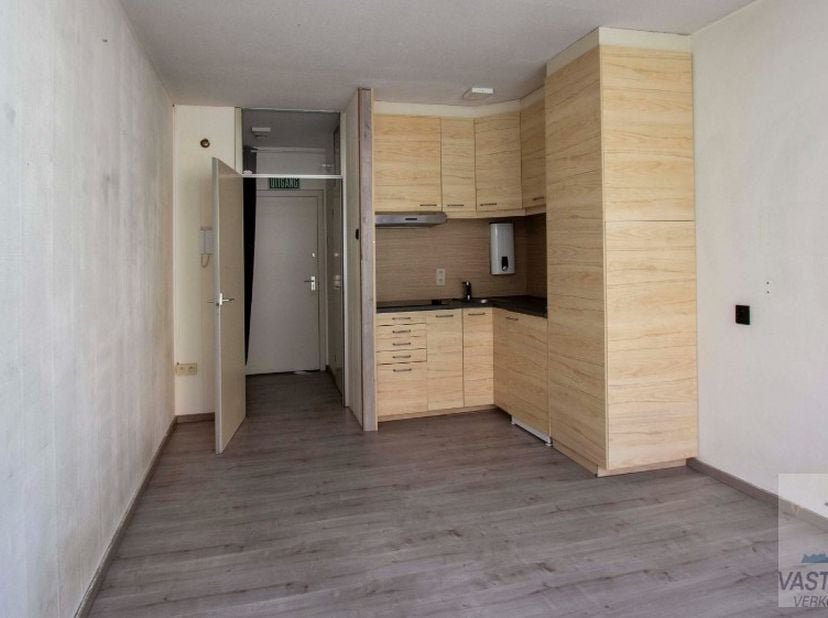 Vous recherchez un pied-à-terre abordable en bord de mer avec du potentiel ? Ce studio confortable, situé dans un emplacement privilégié à Nieuwpoort-
