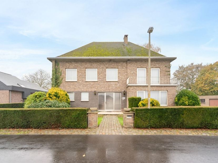 Statige, TE RENOVEREN VILLA op een commercieel gunstig perceel van 1431m²&lt;br /&gt;
Deze ruime en veelzijdige villa biedt alles wat u zoekt: 2 sfeervolle